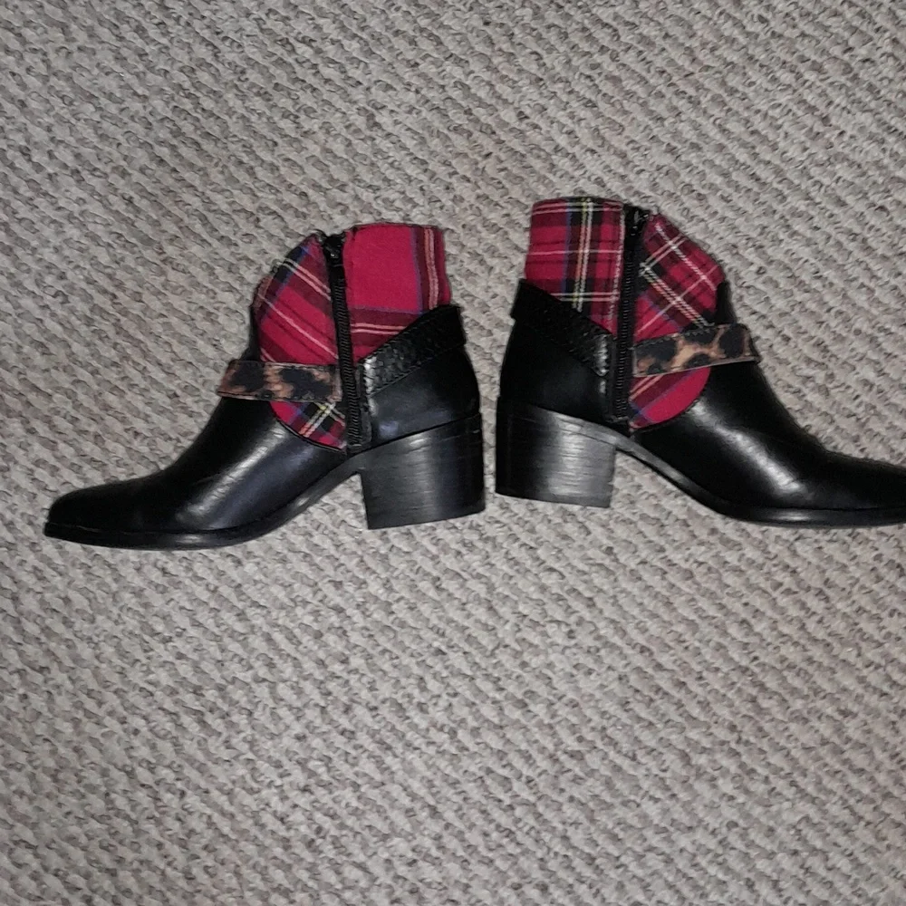 Betsey Johnson - Picture 4 of 9